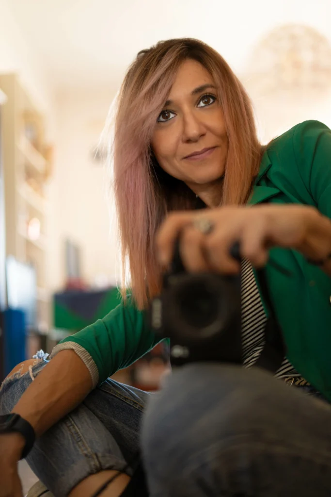 immagine riflessa nello specchi di una donna si sta fotografando